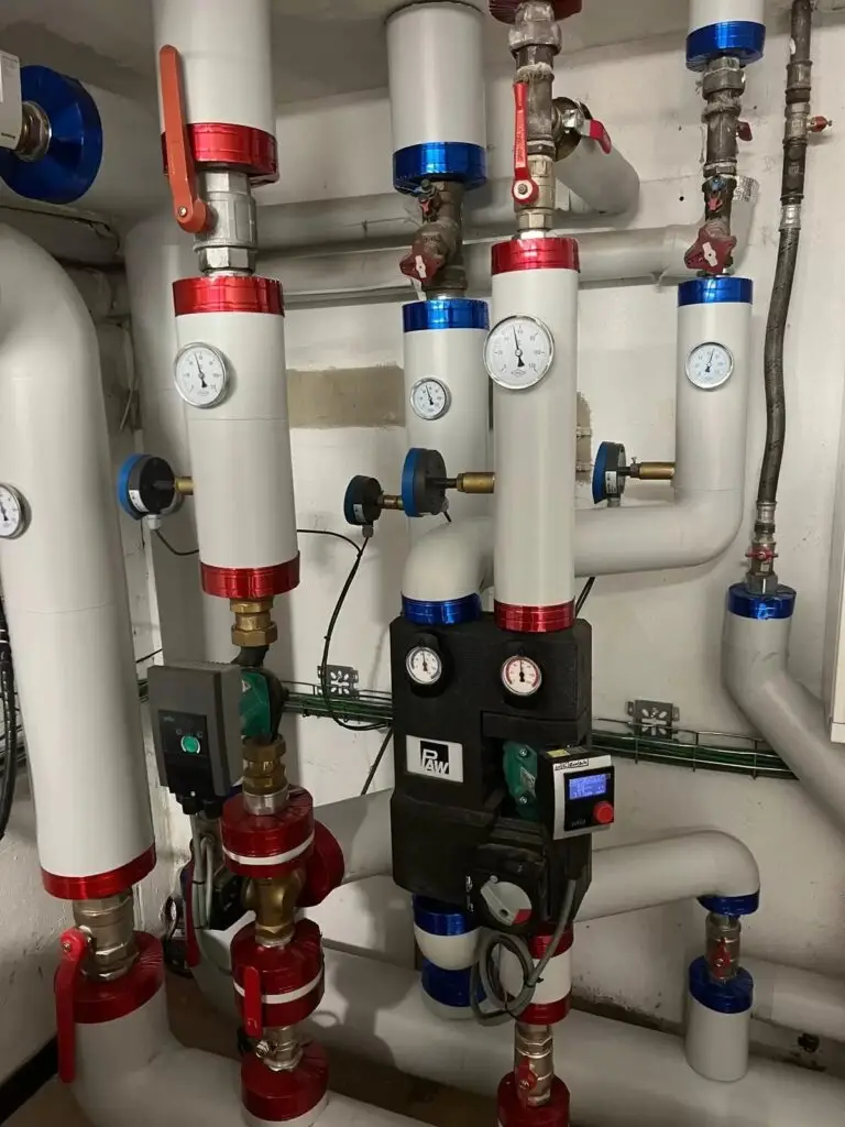 Pompgroepen met geïsoleerde leidingen, project Installatie warmtekrachtkoppeling voor verwarming chateau