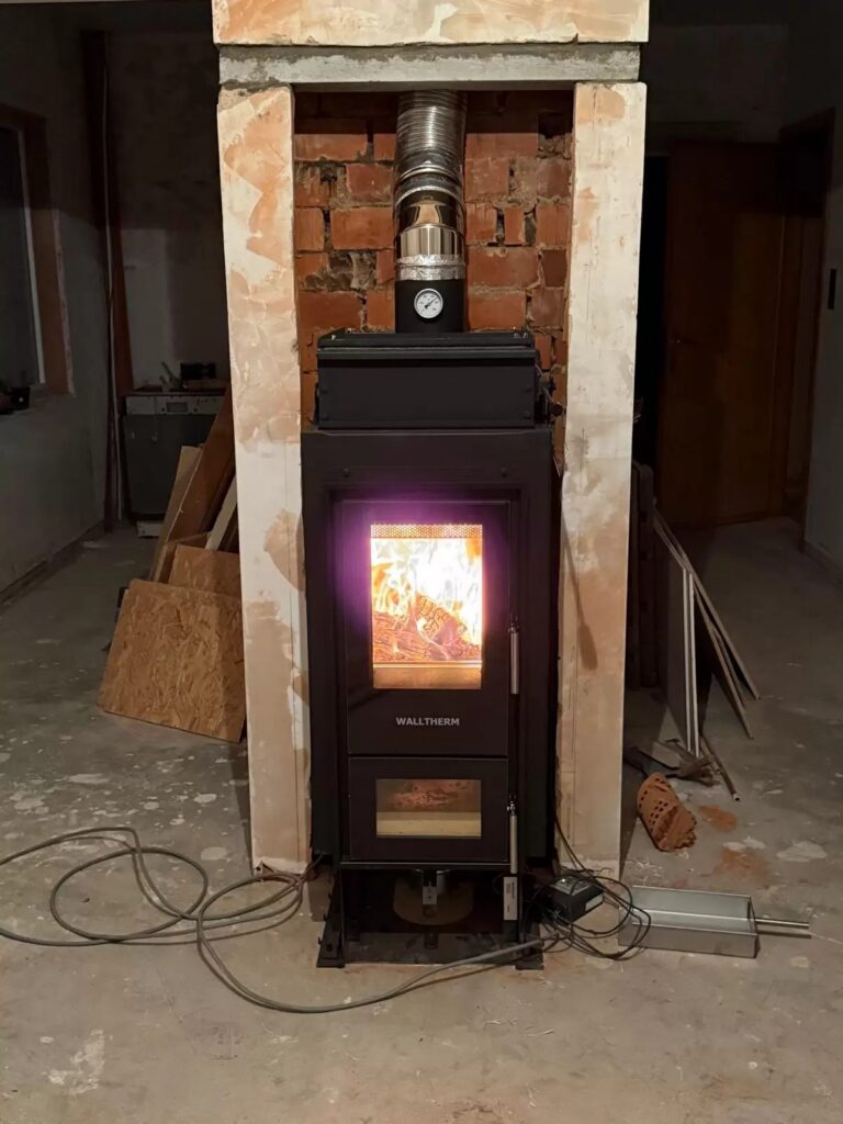 Ingebouwde houtvergasser met brandend vuur, project Inbouw houtvergasser in combinatie met 2x buffer 500 ltr