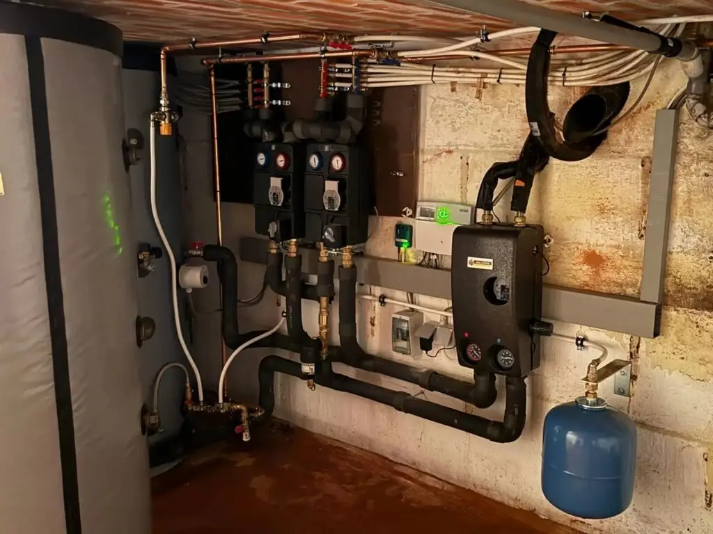 Leidingen, pompen en expansievat in de kelder, project Inbouw houtvergasser in combinatie met 2x buffer 500 ltr