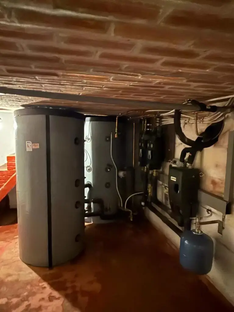 Twee buffervaten van 500 liter in de kelder, project Inbouw houtvergasser in combinatie met 2x buffer 500 ltr