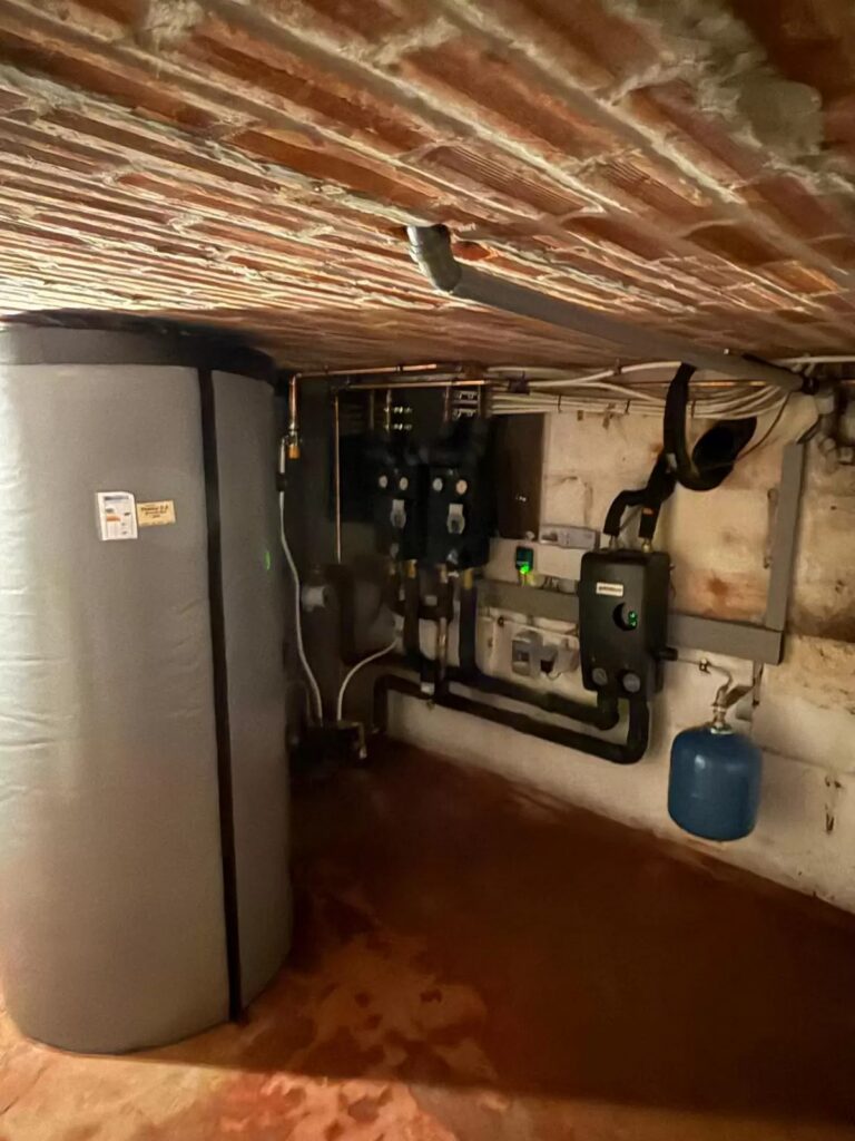 Buffervat en leidingen in de kelder, project Inbouw houtvergasser in combinatie met 2x buffer 500 ltr