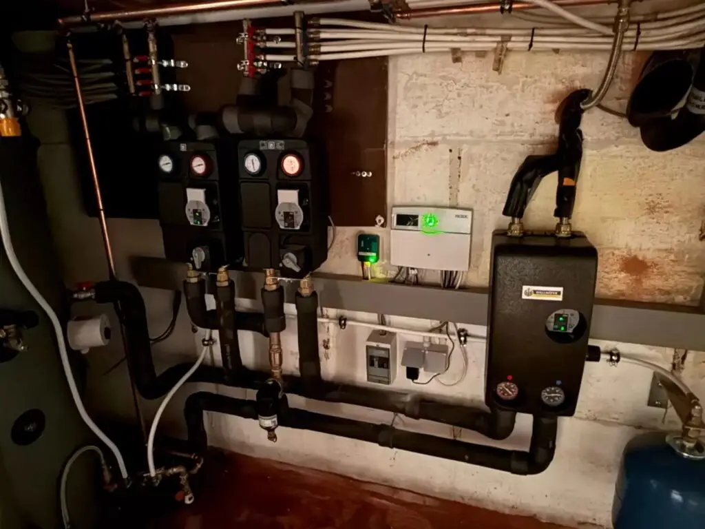 Pompgroepen en regeling aan de muur, project Inbouw houtvergasser in combinatie met 2x buffer 500 ltr