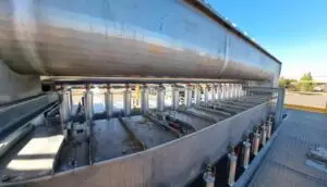 Lange stalen leiding langs een gebouw, project Installatie 5″, 3″ en 2″ stalen buizen