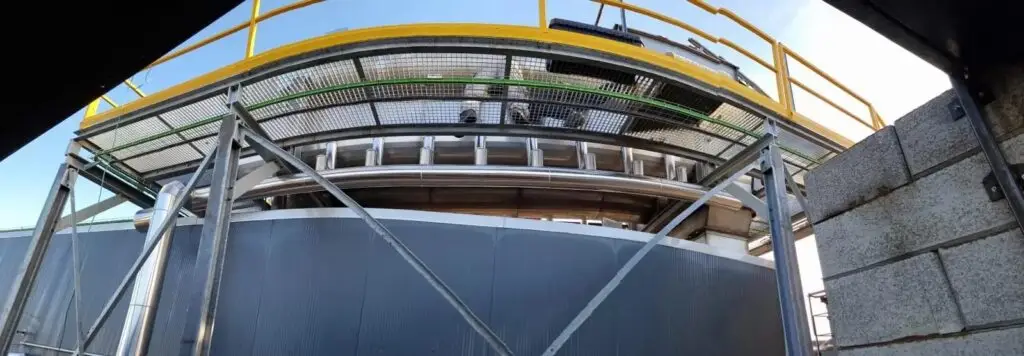 Stalen buizen op een dakconstructie, project Installatie 5″, 3″ en 2″ stalen buizen