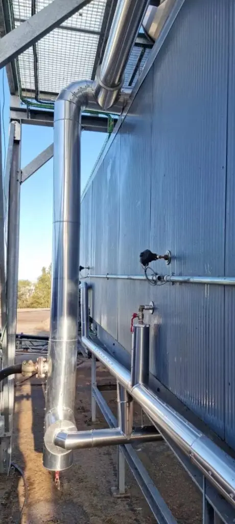 Stalen buizen langs een gevel, project Installatie 5″, 3″ en 2″ stalen buizen
