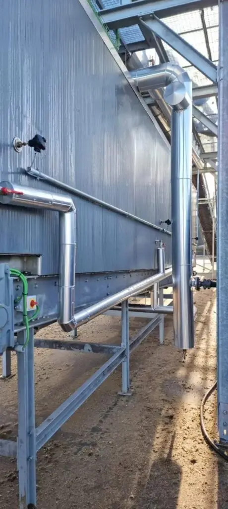 Stalen buizen met beugels langs een gevel, project Installatie 5″, 3″ en 2″ stalen buizen