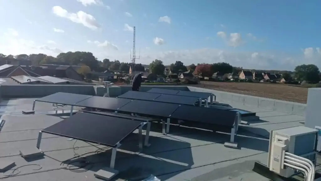 Glas-glas zonnepanelen op een plat dak, project Glas PV-panelen Sonnenkraft met slimme ngen-sturing