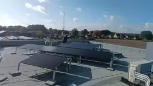 Glas-glas zonnepanelen op een plat dak, project Glas PV-panelen Sonnenkraft met slimme ngen-sturing