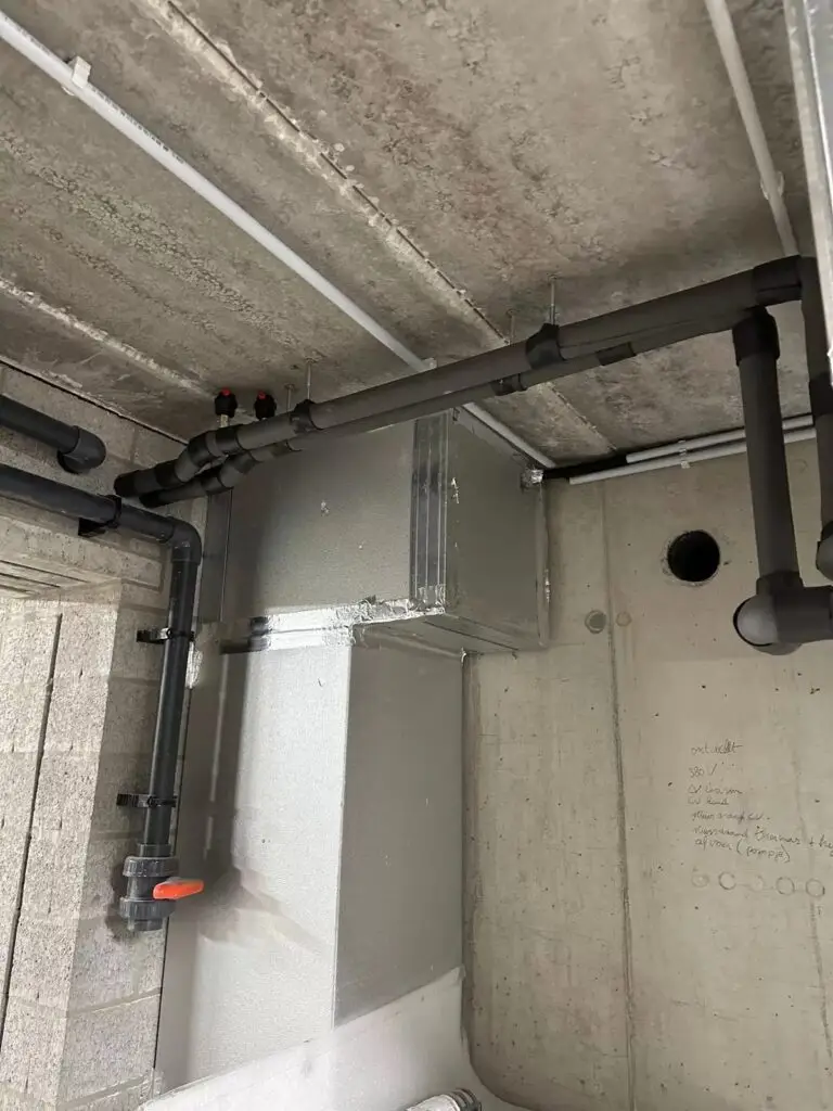 Leidingen en kast in de technische ruimte, project Glas PV-panelen Sonnenkraft met slimme ngen-sturing