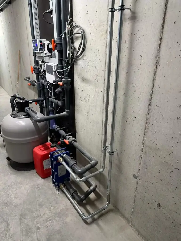 Technische ruimte met filter en leidingen, project Glas PV-panelen Sonnenkraft met slimme ngen-sturing