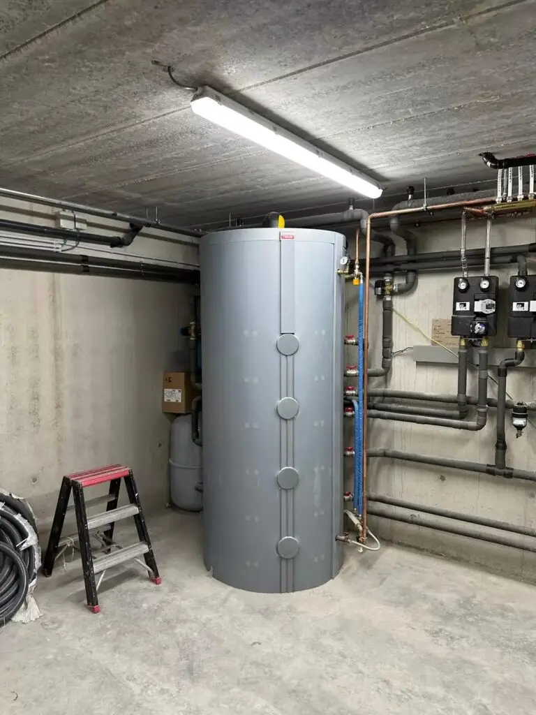 Buffervat met pompgroepen in de technische ruimte, project Glas PV-panelen Sonnenkraft met slimme ngen-sturing