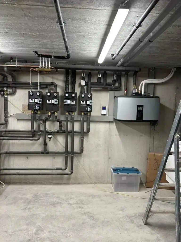 Pompgroepen en regeling aan de muur, project Glas PV-panelen Sonnenkraft met slimme ngen-sturing