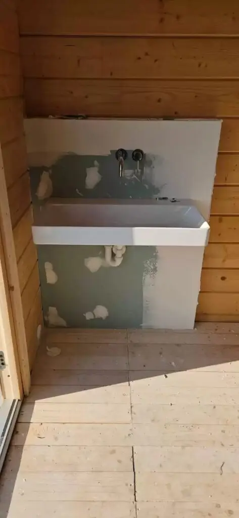 Aansluitingen voor de wastafel, project Sanitair bungalow