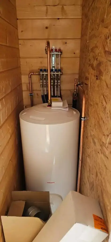 Boiler in een houten berging, project Sanitair bungalow