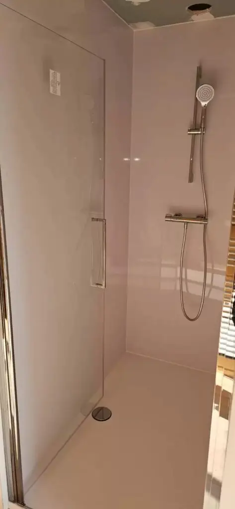 Afgewerkte douche met wandkraan, project Sanitair bungalow