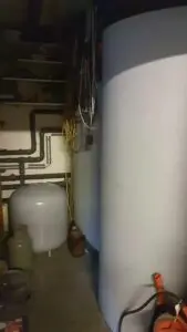 Boiler en leidingen in de stookruimte, project S4 Turbo stukhoutketel