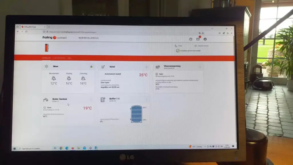 Fröling-app op het scherm voor de opvolging van de ketel, project S4 Turbo stukhoutketel