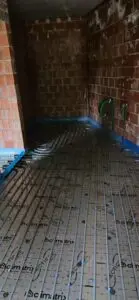 Vloerverwarming gelegd in een smalle ruimte, project Vloerverwarming Gelijkvloers Laurijssen Retie