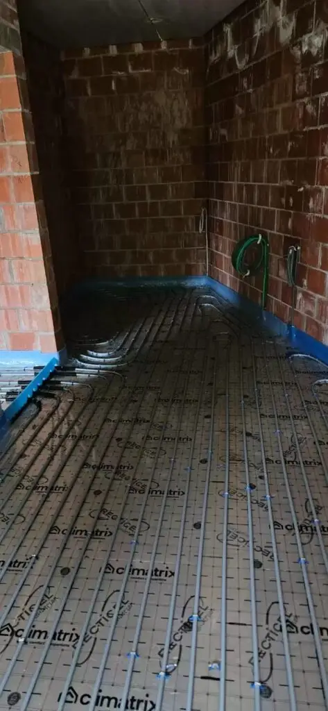 Vloerverwarming gelegd in een smalle ruimte, project Vloerverwarming Gelijkvloers Laurijssen Retie