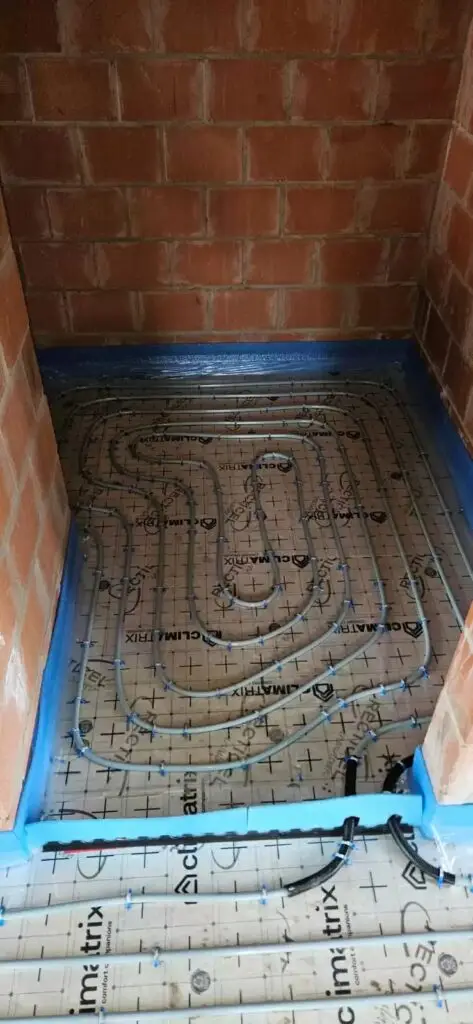 Vloerverwarming gelegd in een smalle ruimte, project Vloerverwarming Duplex Laurijssen Retie