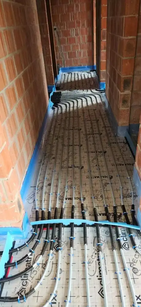 Vloerverwarming gelegd in een gang, project Vloerverwarming Duplex Laurijssen Retie