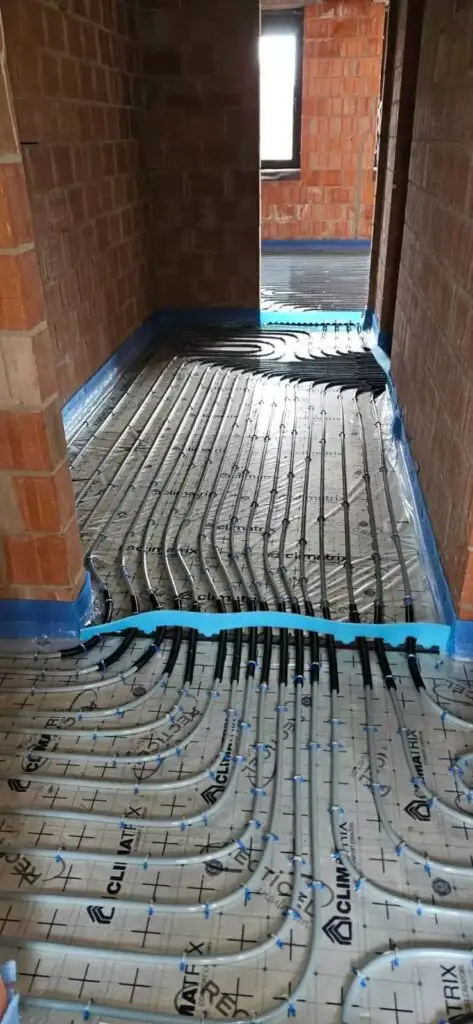 Vloerverwarming gelegd in een gang, project Vloerverwarming Duplex Laurijssen Retie