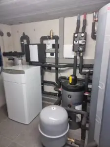 Warmtepompinstallatie met boiler en expansievat, realisatie Aqua & Fire