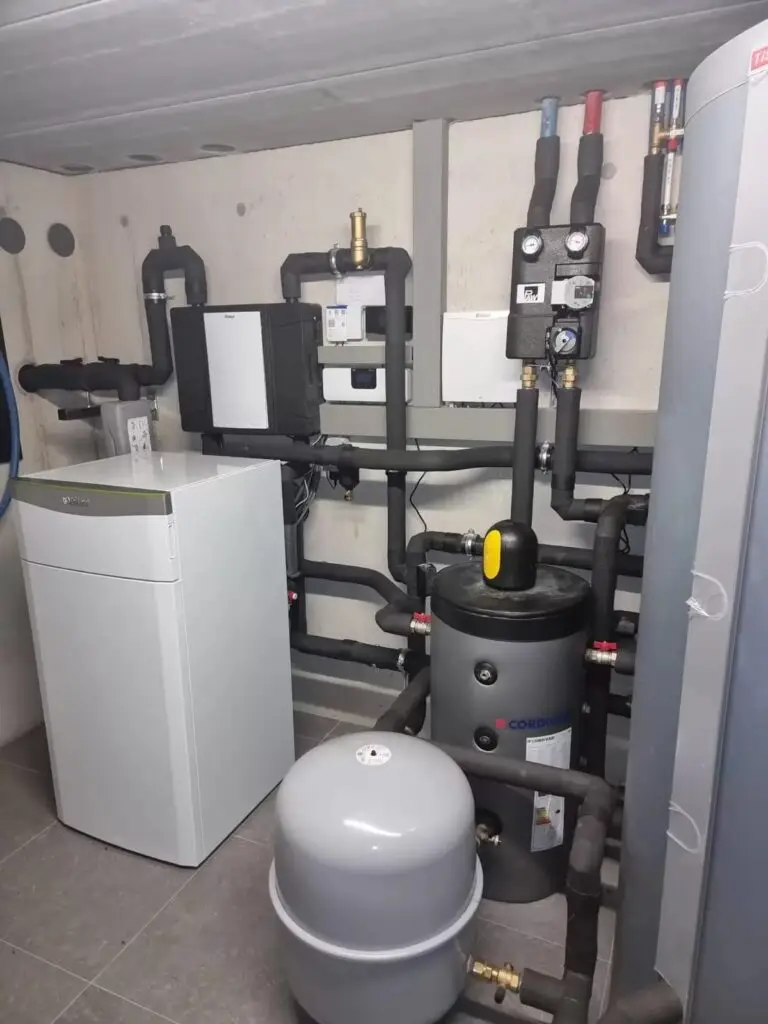 Warmtepompinstallatie met boiler en expansievat, realisatie Aqua & Fire