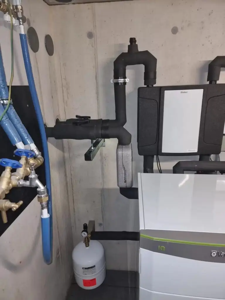Binnenunit van de warmtepomp met leidingen, realisatie Aqua & Fire