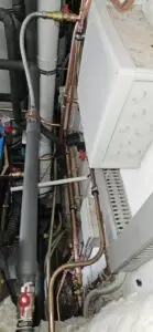 Ketel en leidingen aan de muur, project Installatie St-Katelijne-Waver
