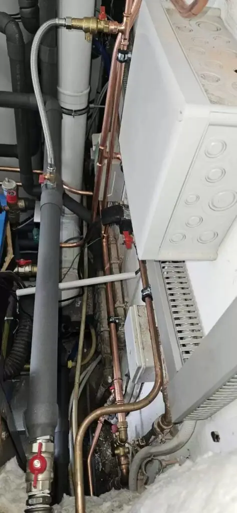 Ketel en leidingen aan de muur, project Installatie St-Katelijne-Waver