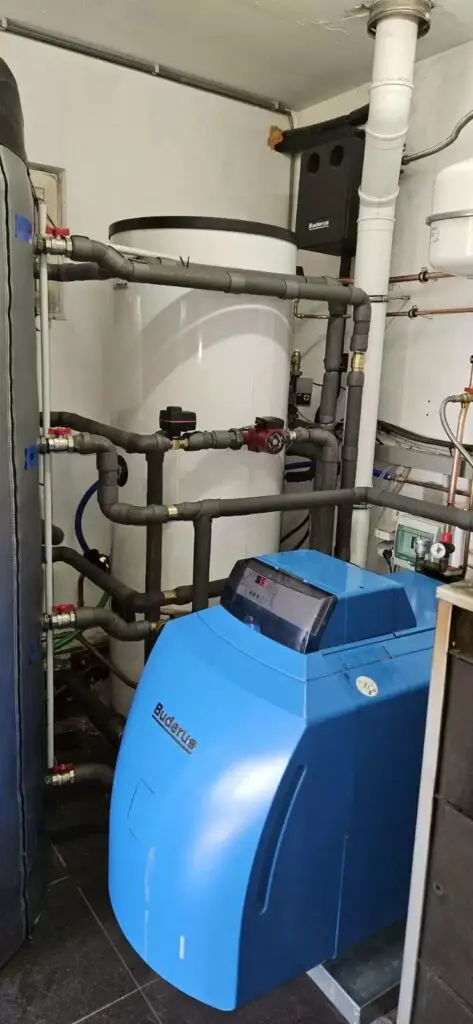 Blauwe ketel met boiler in de technische ruimte, project Installatie St-Katelijne-Waver