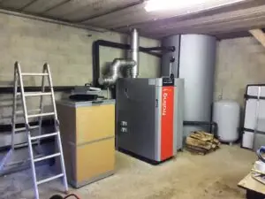 Fröling SP Dual ketel met buffervat in de stookruimte, project Sp dual fröling biomassa installatie