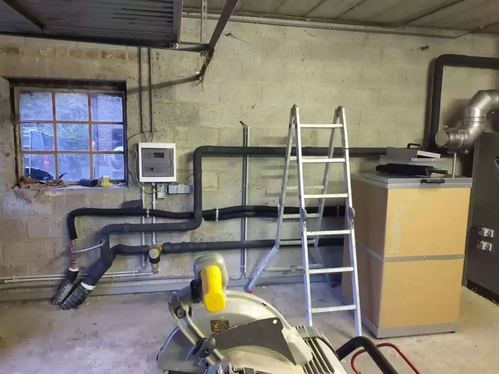 Ketel en leidingen in de stookruimte, project Sp dual fröling biomassa installatie
