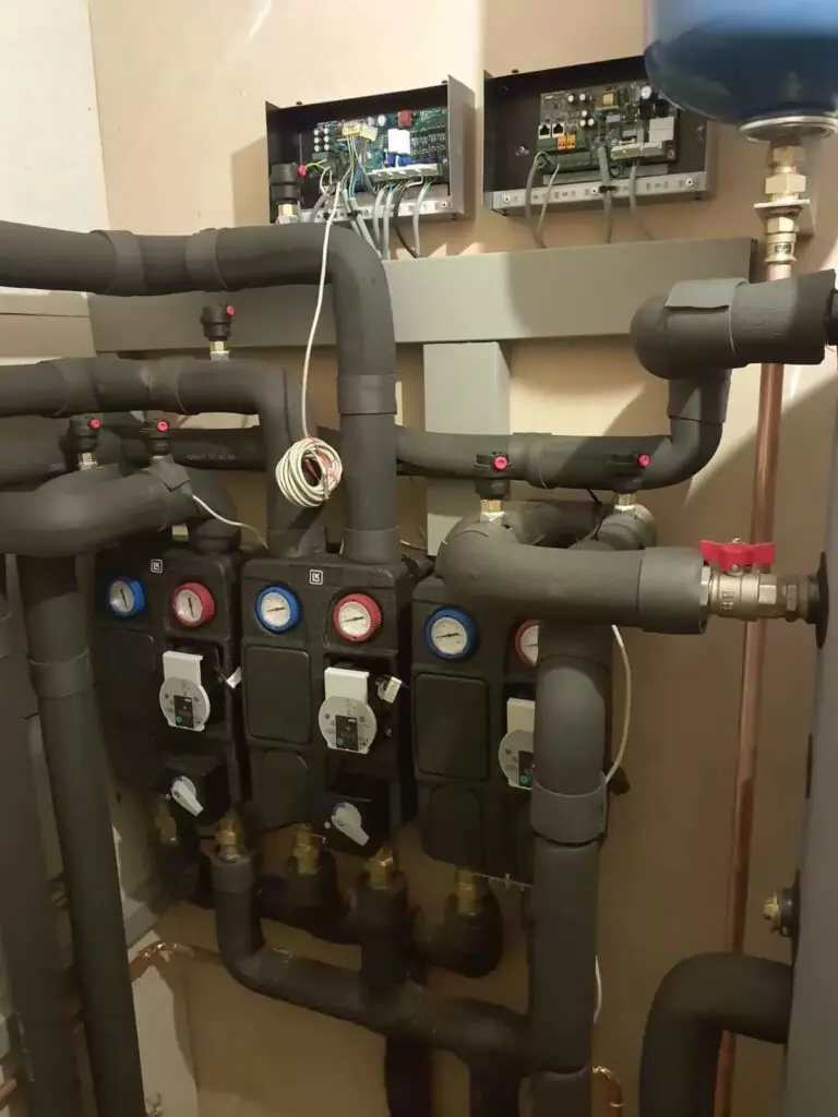 Pompgroepen met geïsoleerde leidingen, project Sp dual fröling biomassa installatie