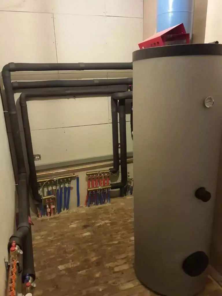 Boiler met geïsoleerde leidingen, project Sp dual fröling biomassa installatie