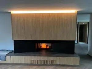 Inbouwhaard in een houten wand met verlichting, project Installatie nieuwwoning en appartement