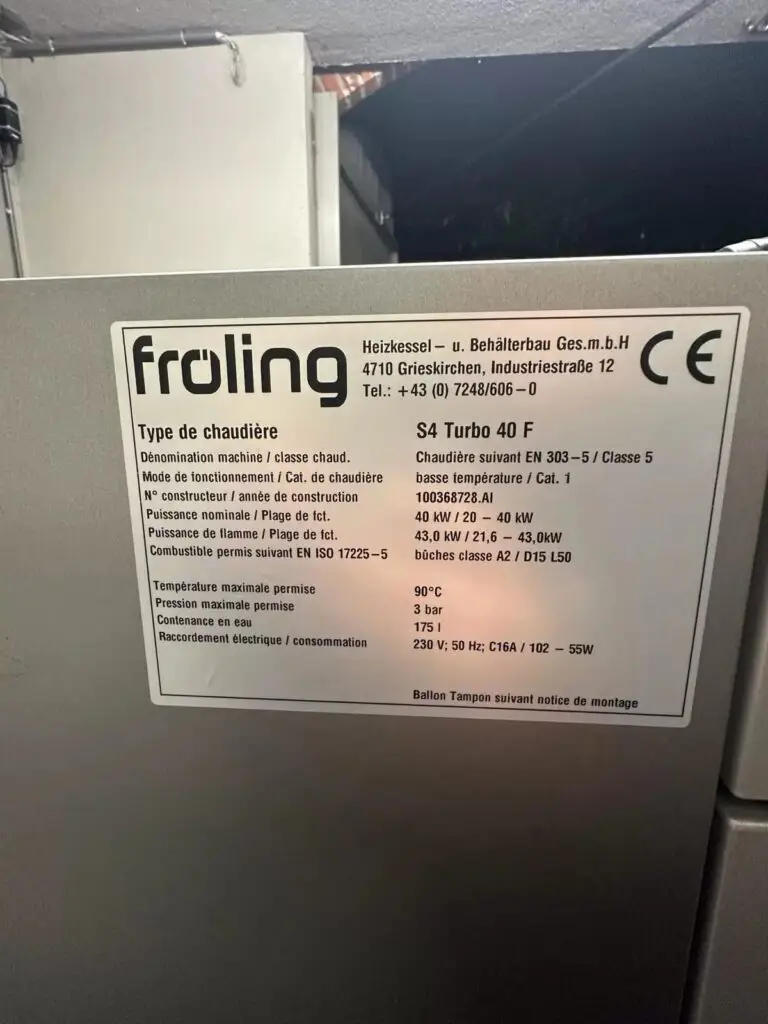 Typeplaatje van de Fröling-ketel, project Stukhoutketel Fröling