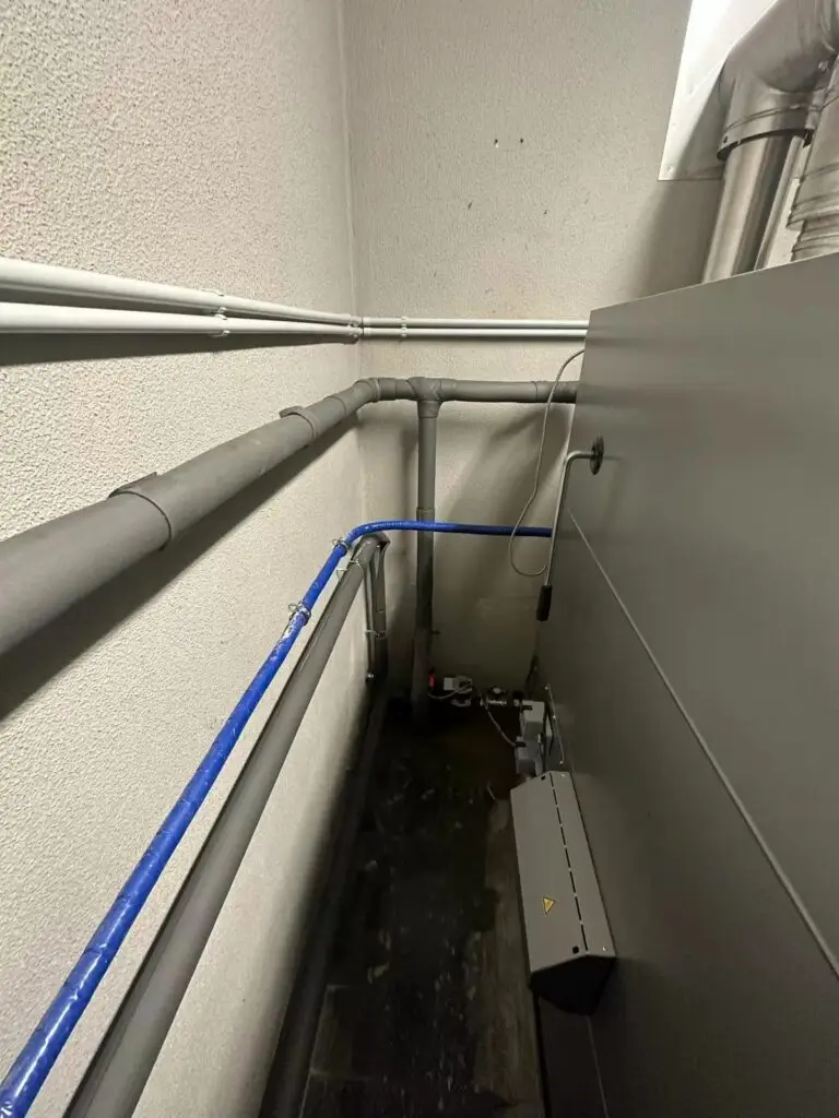 Geïsoleerde leidingen langs de muur, project Stukhoutketel Fröling