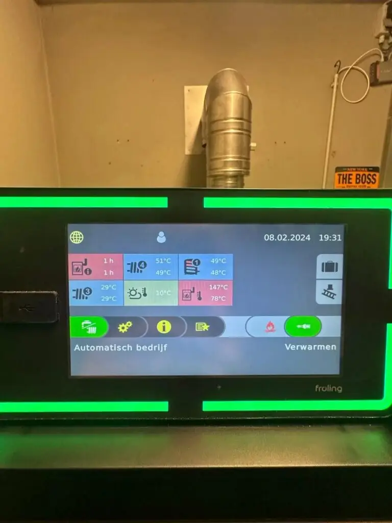 Touchscreen van de Fröling-ketel, project Stukhoutketel Fröling