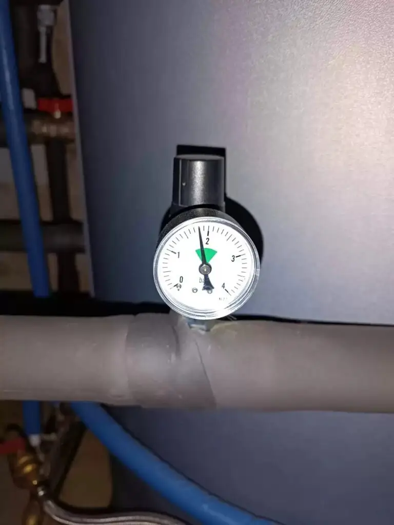 Manometer op de leiding, project CV-haard Hybride met elektrische weerstand