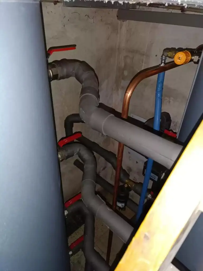 Leidingen aan het buffervat, project CV-haard Hybride met elektrische weerstand