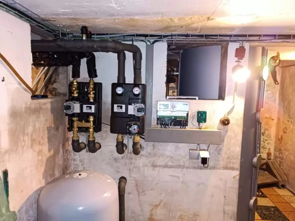 Pompgroepen en regeling in de kelder, project CV-haard Hybride met elektrische weerstand