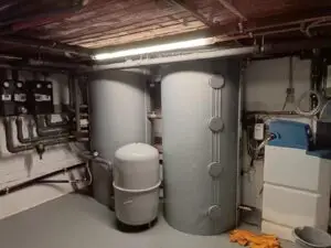 Buffervaten en pompgroepen in de kelder, realisatie Aqua & Fire