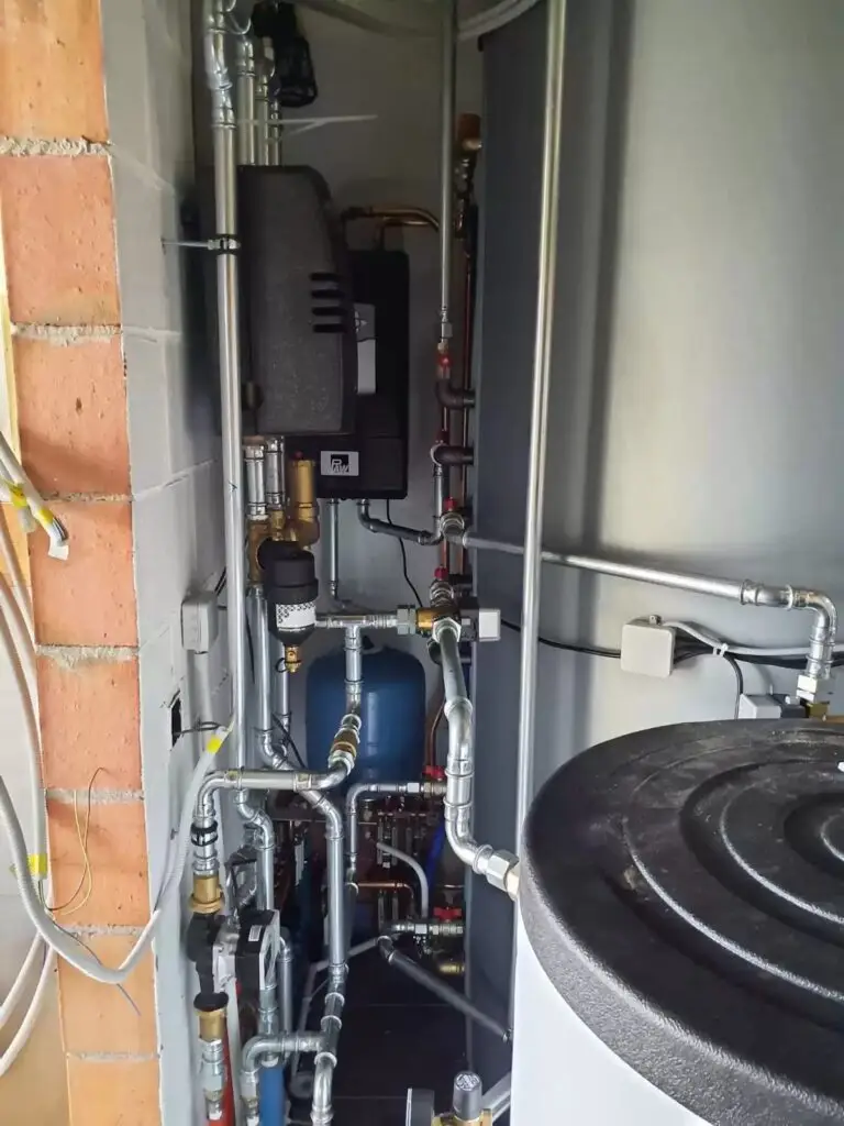 Remko-warmtepomp en boiler in de technische ruimte, project Warmtepomp met boring Remko