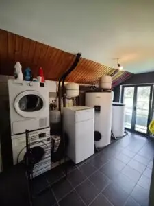 Vaillant-warmtepomp en boiler in de wasplaats, project Lucht-water warmtepomp Vaillant met boiler