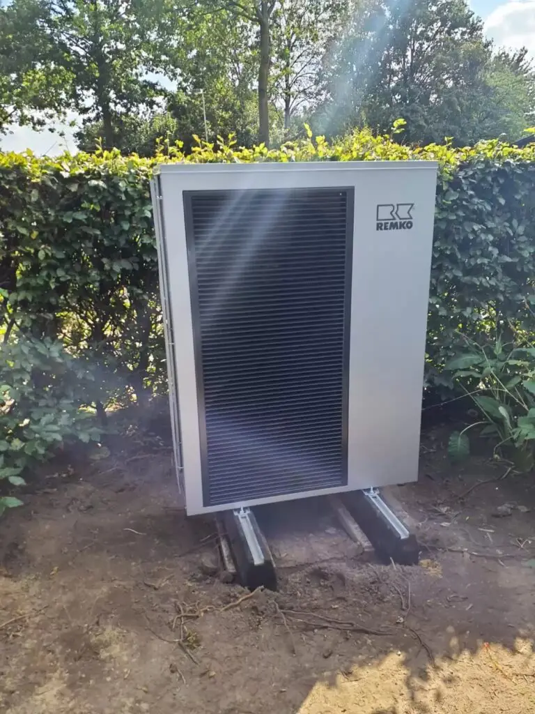 Buitenunit van de lucht-water warmtepomp in de tuin, project Lucht-water warmtepomp in combinatie met Buffer 800liter