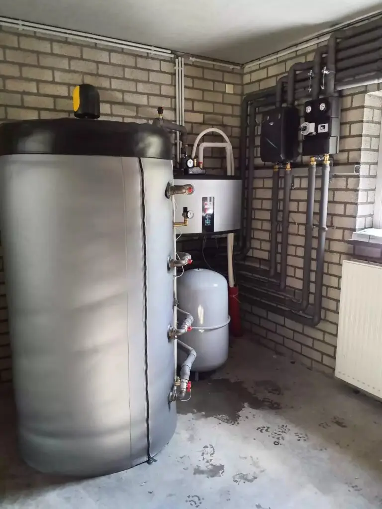 Buffervat van 800 liter met leidingen, project Lucht-water warmtepomp in combinatie met Buffer 800liter