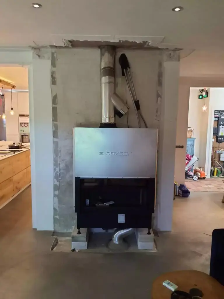 Kachel tijdens de plaatsing, project Lucht-water warmtepomp in combinatie met Buffer 800liter