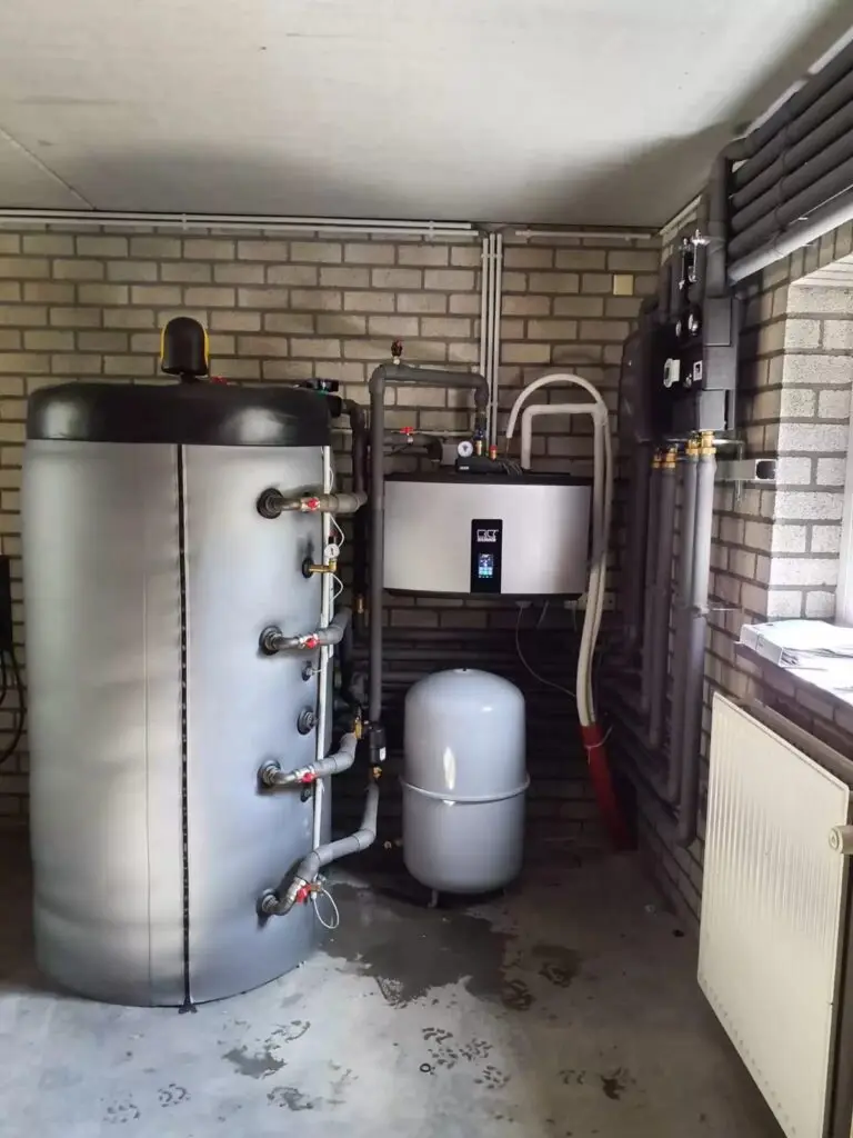 Buffervat met expansievat en leidingen, project Lucht-water warmtepomp in combinatie met Buffer 800liter